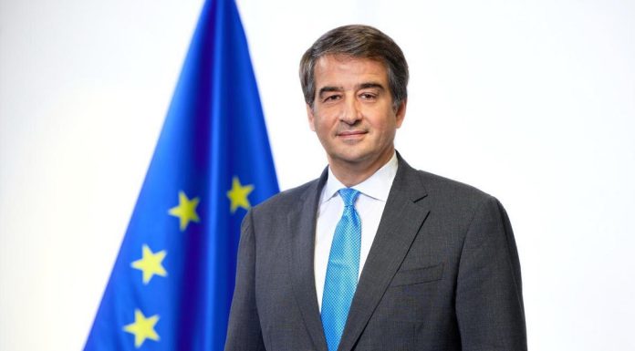 Política de coesão e estratégia para as regiões ultraperiféricas da UE leva Raffaele Fitto, Vice–Presidente Executivo da Comissão Europeia à Madeira Política de coesão e estratégia para as regiões ultraperiféricas da UE leva Raffaele Fitto, Vice-Presidente Executivo da Comissão Europeia à Madeira