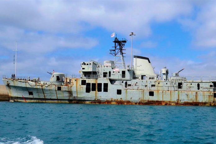 Navio da Armada afundado para turismo subaquático